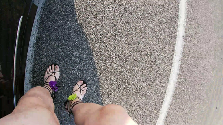 JonasBen: Sissy CD, une pute de rue s'exhibe sur la route...