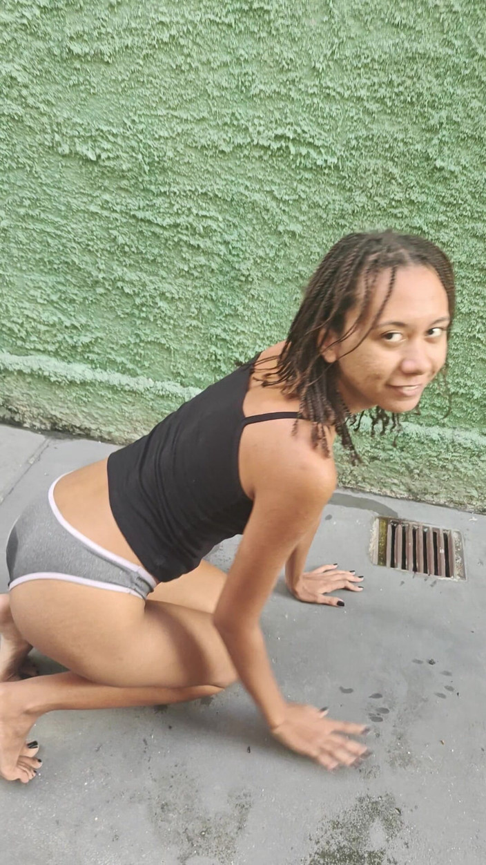 Lily Slav: Menina fazendo xixi na calcinha