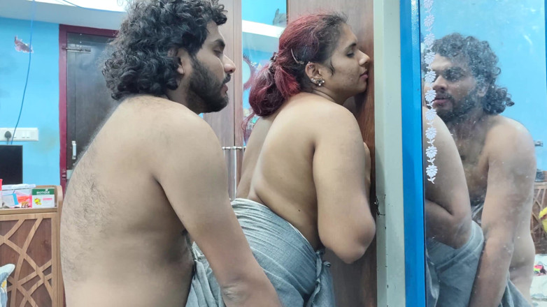 Vaigavarun45: 누드 커플 넥 키스 립 잠금 장치와 누드 바디 문지르기