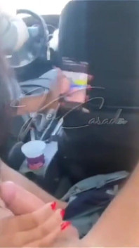 În timp ce soțul meu conducea, m-am dus pe bancheta din spate să-i dau tânărului