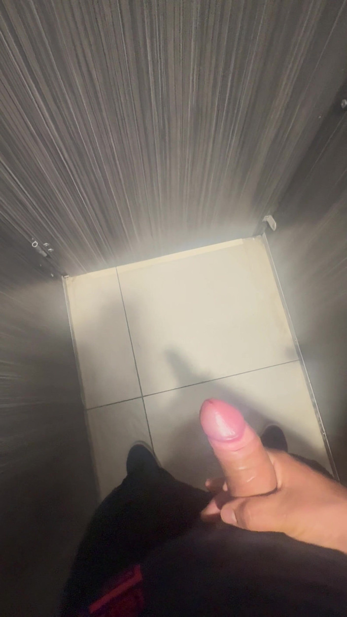 Hot dick in your ass: Aku ngegodain pria ini di toilet umum sama kontol besarku...