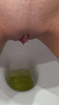 Detailní pissing kompilace! Teenka v různých kalhotkách! POV!