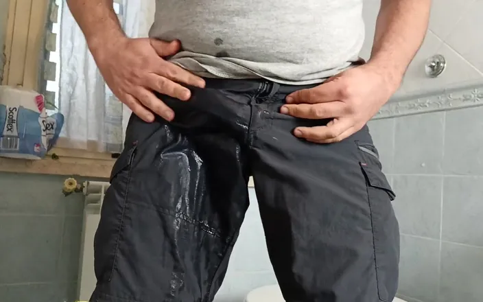 Kinky Guy: Soaking My Pants, I Cannot Keep My Pee Anymore.