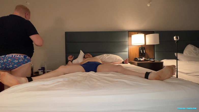 Ticklish Chubs: Simon znovu lechtal v dresu