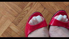 Goddess Lena: Jeans, calcetines de nylon y tacones rojos