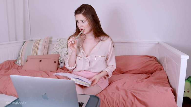 Darling Josefin: 在他观看戴绿帽子的第一人称视角时，脱衣舞挑逗