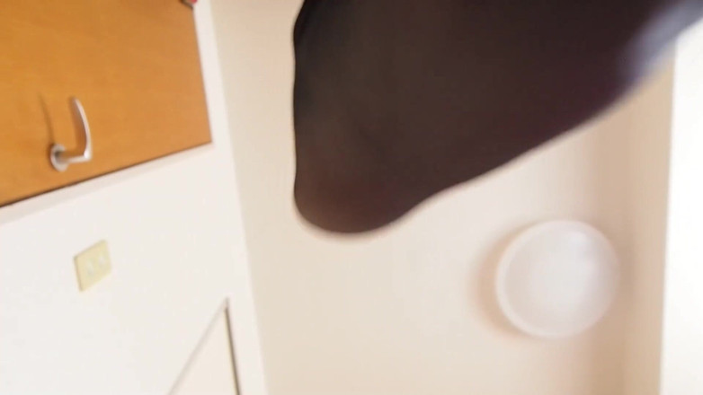 Mayumi Kanzaki: Wearing Pantyhose Directly, Low Angle