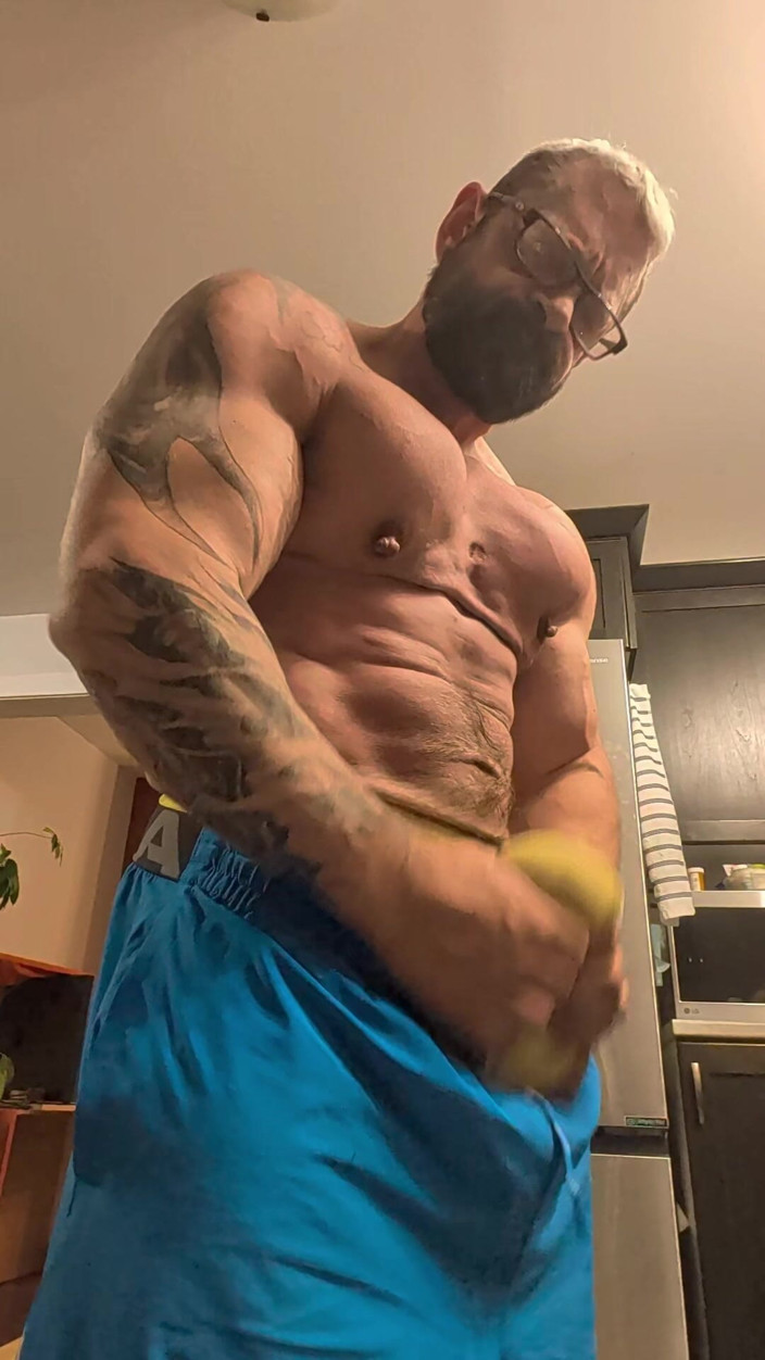 Bruiser Bearwood: Madura después de flex en el gimnasio