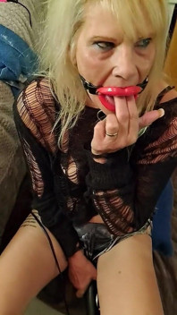 Typ mit peyronies immer noch gibt seiner sexy ehefrau einen schluck