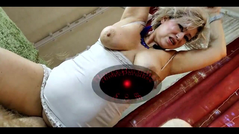 AimeeParadise: Elegante troia matura fuma coyly come una vera signora, ma...