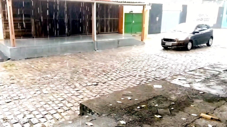 April BigAss: Bebendo mijo na rua em forma