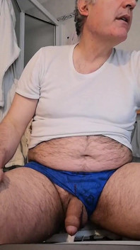 Eu me masturbo com meu cu peludo e me masturbo no meu pau duro!