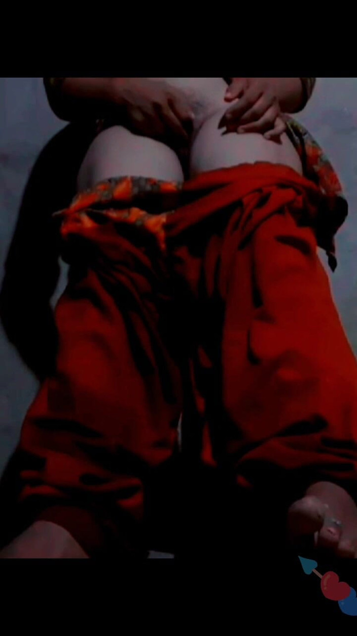 TricolorMusic3: ホットでセクシーな美しい女の子がとてもホットなアソコを見せる