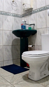 Herrin wird nach dem training im badezimmer intim.