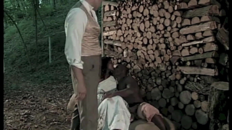 Inthe MILF room: Tato černá dívka stříká s velkým černým pérem do zadku