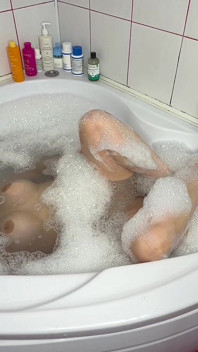 Tahan Nafas Saya Di Bawah Busana Dalam Tab Mandi