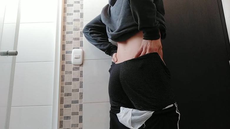 Leo J: Dotýkám se sama sebe v koupelně