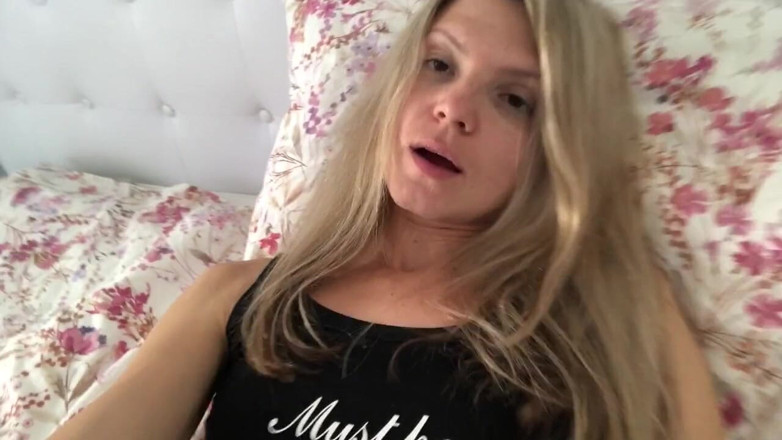 Gina Gerson: Thủ dâm một mình trên giường