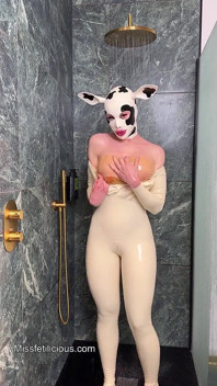 Mucca in lattice si spoglia sotto la doccia