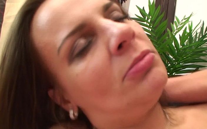 Alfacontent World: Çarpıcı orta yaşlı seksi sürtük harika bir şey sunuyor