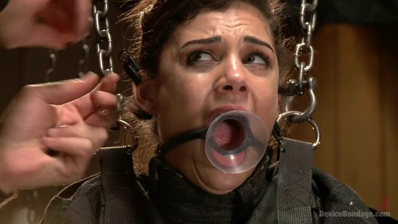 Device Bondage by Kink: Bonnie Rotten se somete y eyacula a Master Orlando