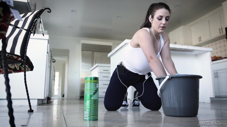 Pretty Dirty: Surprinsă masturbându-se de servitoarea țâțoasă Angela White- Scenă completă!