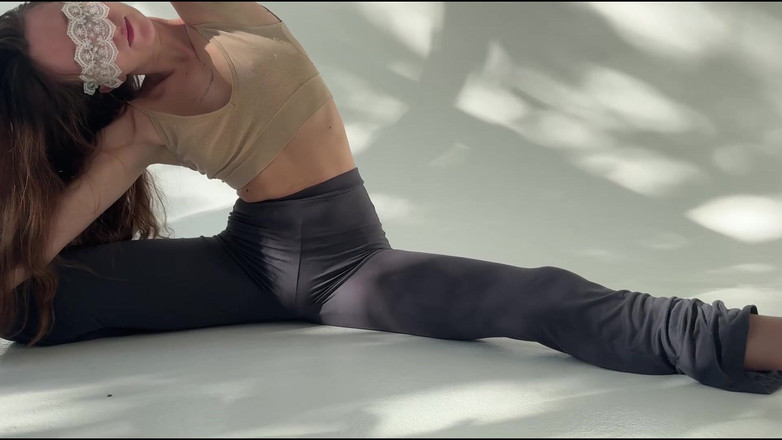 Skinny_lady69: Dea stretching in leggings attillati e maschera