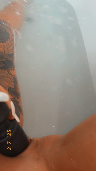 Tattoomilf: Getaran saat mandi