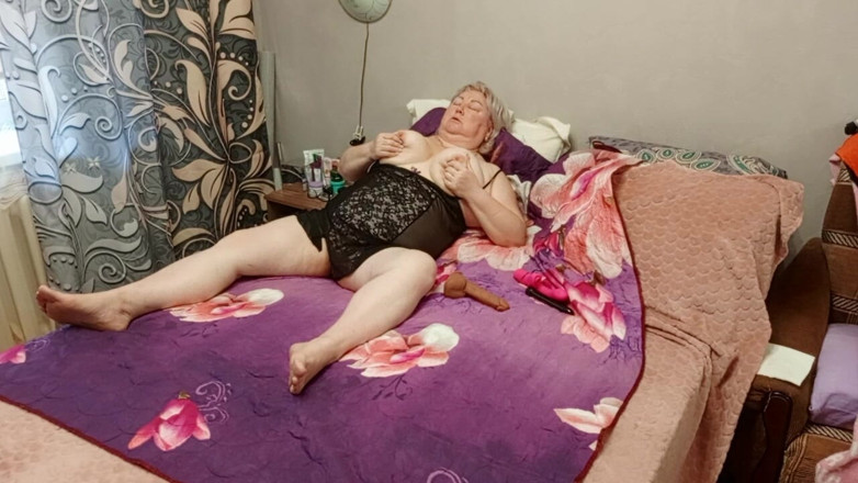 Zona901: Iubita își masturbează pizda suculentă, cărnoasă cu jucării sexuale
