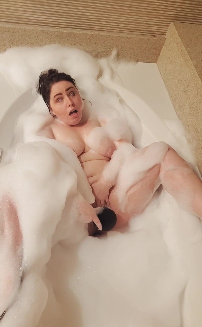 KinkyKatie: З тих пір, як я був маленьким, мені сподобалося відчуття води з душу, що мчить на мій клітор! Змушує мене так сильно кінчати!