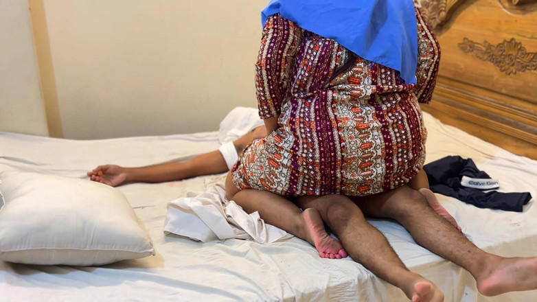 Aria Mia: でかいお尻のホットメイドがベッドの下に閉じ込められてる!