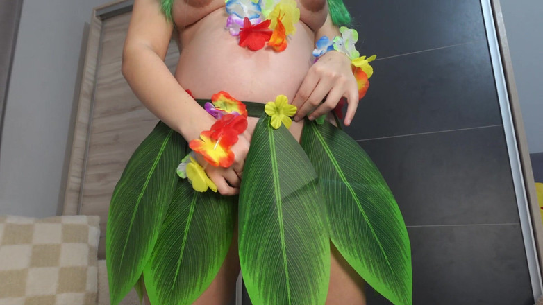 AmayaMori: Meine stiefschwester führt hawaiianischen tanz in einem grünen hawaiianischen cosplay-kostüm...