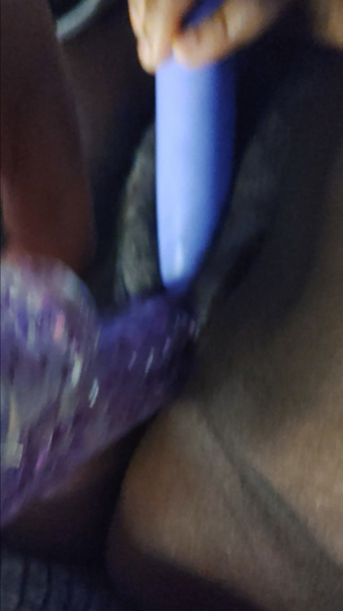 Lola Tha Pink Bunny: Lola Bunni把它塞进她的阴户!!