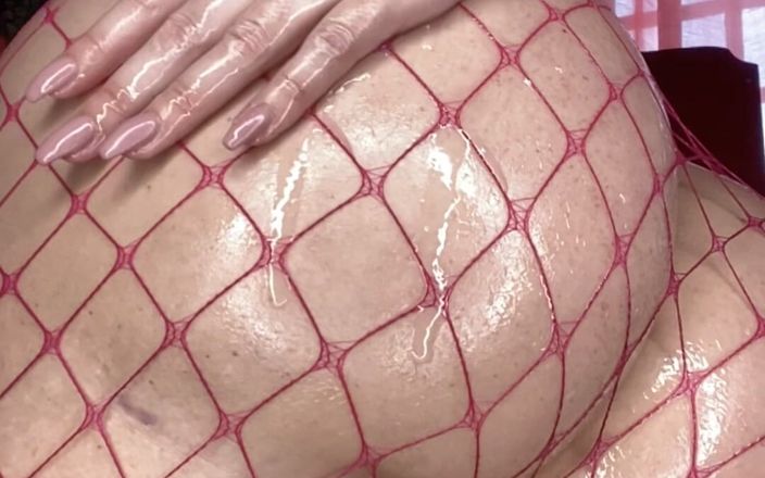 Paige Turnah: 私は私の大きなジュースのお尻のフリービューをオイルアップするのが大好きです!!