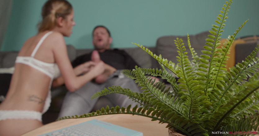 Nathansluts: 淫荡的小荡妇rebecca volpetti的菊花被她的继父摧残 - 4k