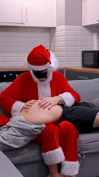 Menina safada é espancada, punida e fodida no rosto pelo Papai Noel por se masturbar no dia de Natal!