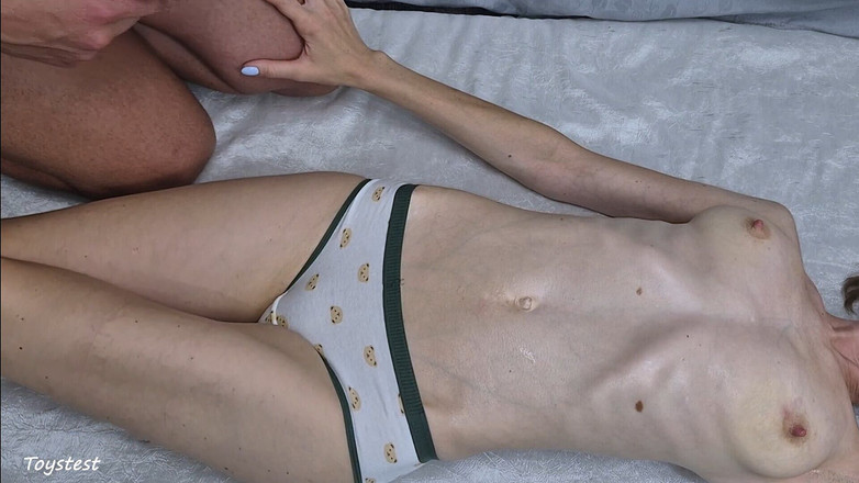 Toystest: Üvey üvey kız kardeşini nasıl rahatlatır, böylece götüne vermeye razı