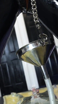 Vacbed Esguichando: Mistressae Se divertindo com Tranluscent Vacbed e Funnel