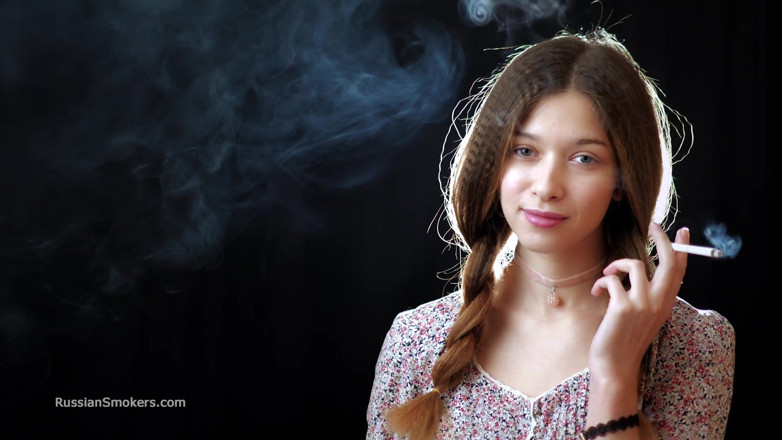 Russian Smokers: La ragazza russa sexy che fuma una sigaretta provoca lentamente