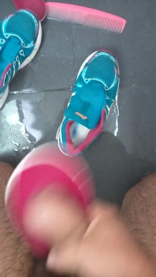Sneakerfetish_BR: Sneakers mengongkek asik di bilik air
