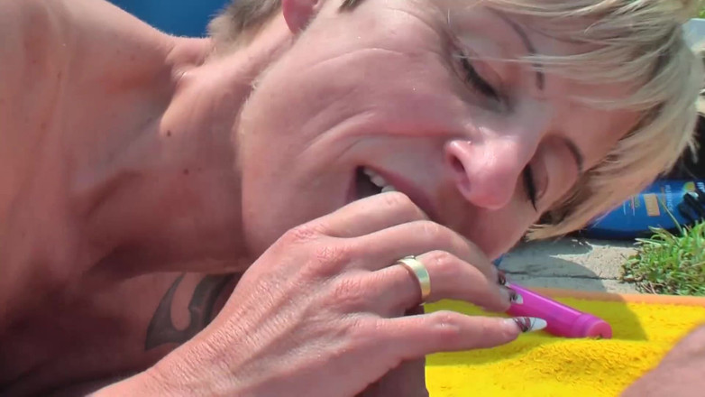 German amateur - 100% German hardcore videos: Con điếm bị đút nắm tay trong công viên