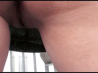 All Those Girlfriends: Nelly se svléká na střeše