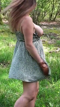 Stuzzicando ortica e pisciare fuori umiliazione schiava dominazione femminile