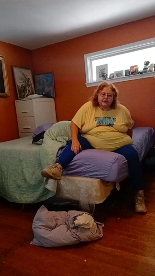 BBW nurse Vicki adventures with friends: Śmierdzące buty tenisowe Pewwwee
