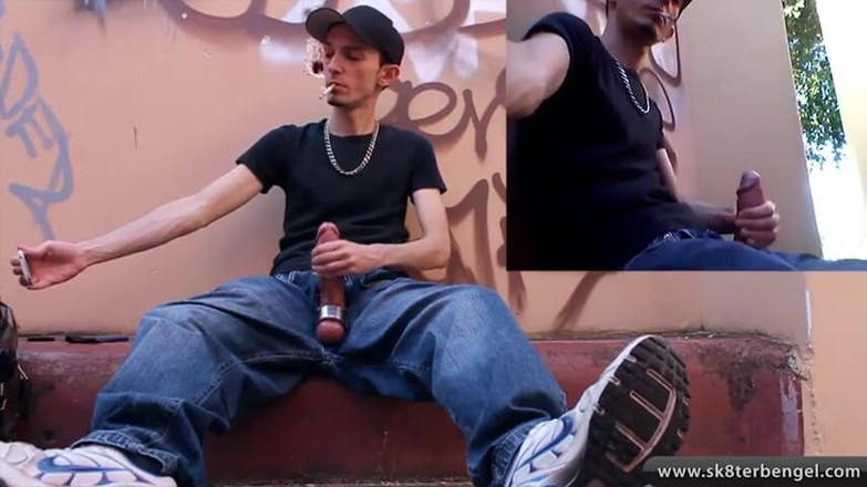 Sk8terBengel: Distracție cu vibrator în aer liber și fumat în ciorapi