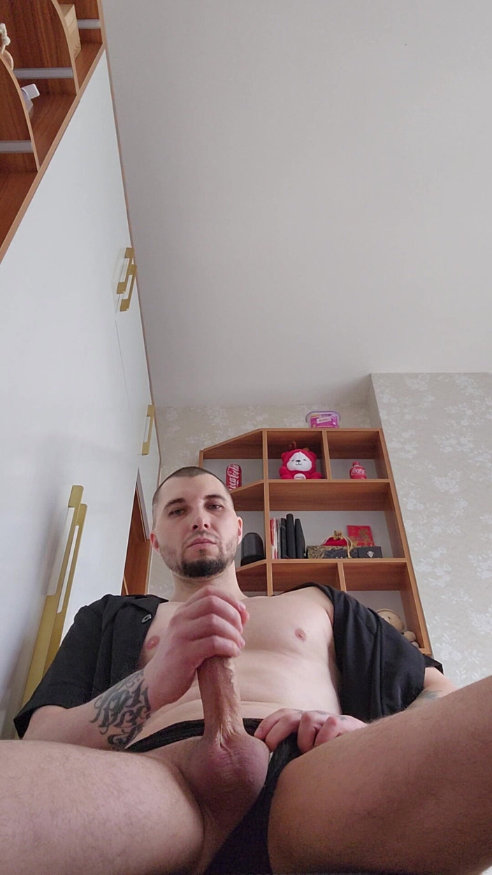 Solo Guy BWC: Facet masturbuje się lalką i dochodzi do kamery