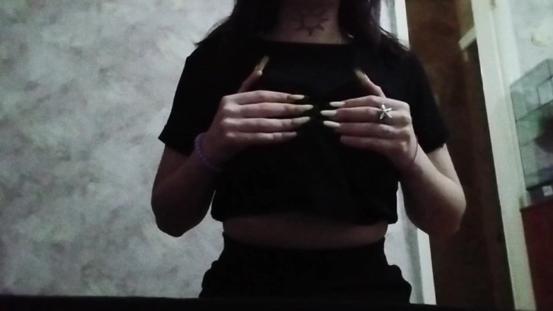 Miss_Kaprizzz19: Sono venuta dal college, mi spoglio per te e ballo...