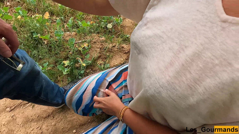 Les Gourmands: Hermosa pelirroja milf chupa la polla del yerno al aire...