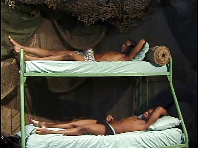 Gays Case: Černoch vrazil svou milenku do zadku, zatímco leží na posteli