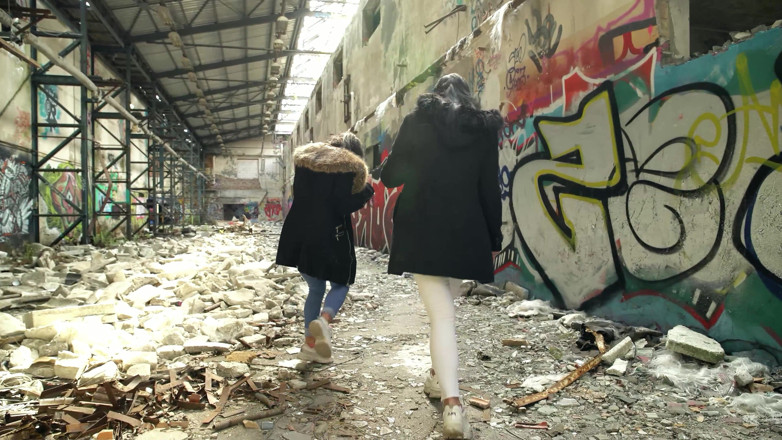 Scout69: Julia Parker et Maria Gail, deux meilleures copines allemandes, parlent à...